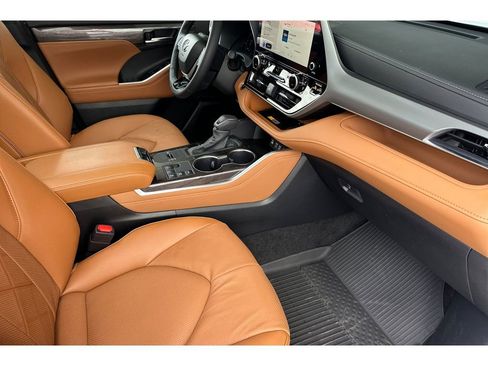 New 2026 Toyota Highlander Platinum AWD/4WD image 17