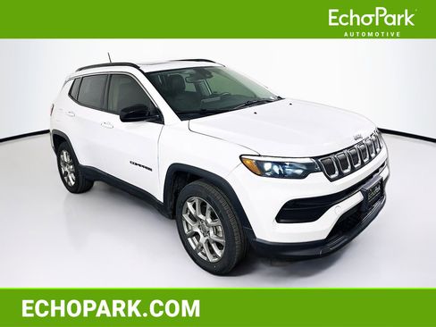 Used 2022 Jeep Compass Latitude w/ Sun and Sound Group AWD/4WD image 1