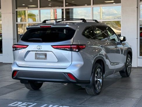 Certified 2022 Toyota Highlander XLE image 12