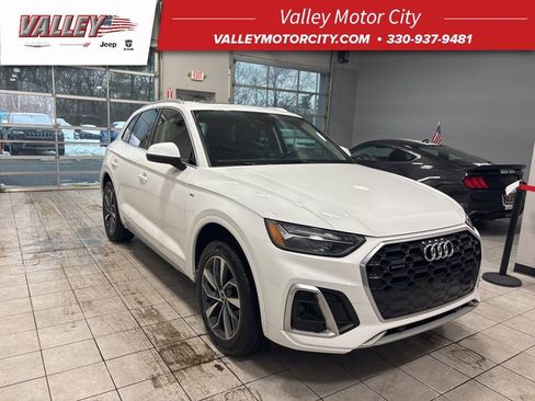 Used 2023 Audi Q5 2.0T Premium w/ Convenience Package image 1