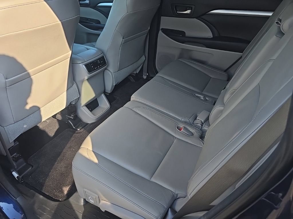 Used 2014 Toyota Highlander XLE AWD/4WD image 12