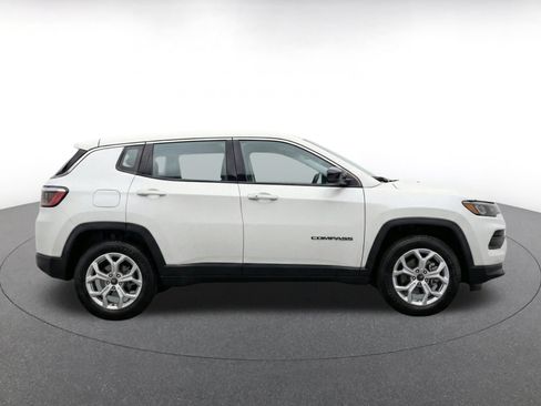 Used 2025 Jeep Compass Latitude AWD/4WD image 10