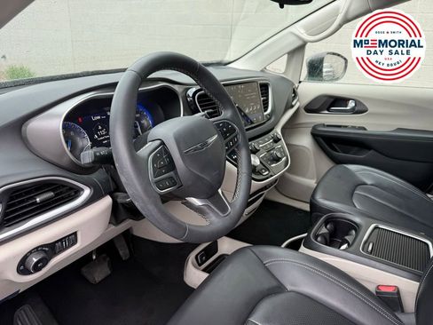 Used 2023 Chrysler Pacifica Touring-L FWD image 19