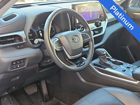 Used 2023 Toyota Highlander Platinum FWD image 10