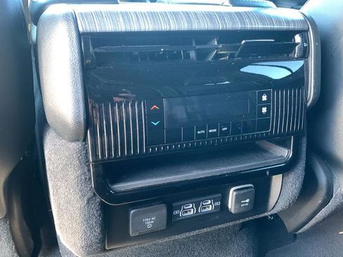 Used 2024 Jeep Wagoneer Series II w/ Flexible Seating Group image 31