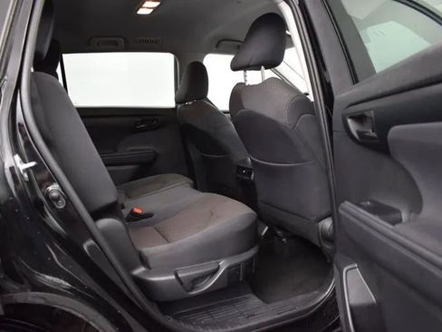 Used 2025 Toyota Highlander LE FWD image 18
