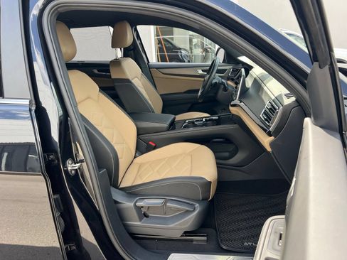 Certified 2025 Volkswagen Atlas Cross Sport SE FWD image 40