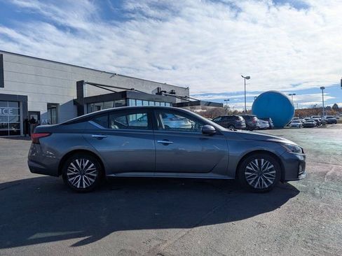 Used 2023 Nissan Altima 2.5 SV image 2