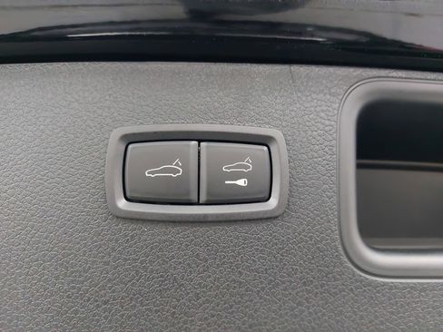 Certified 2026 Porsche Macan AWD/4WD image 15