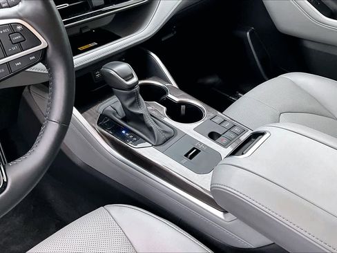 Used 2024 Toyota Highlander Limited image 16