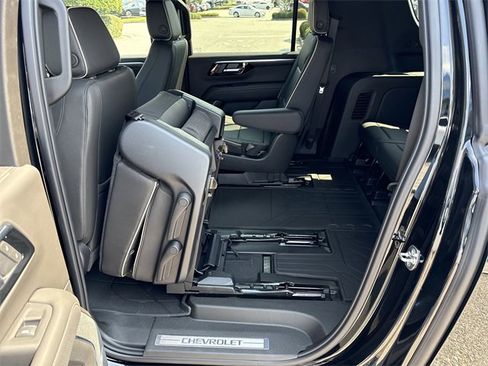 New 2025 Chevrolet Suburban Premier image 14