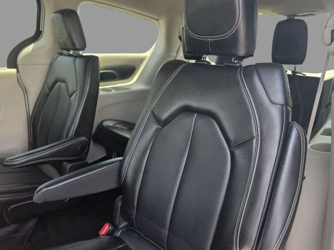 Used 2024 Chrysler Pacifica Touring-L FWD image 28