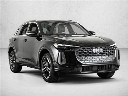 Used 2025 Audi Q5 Premium w/ Convenience Package image 3