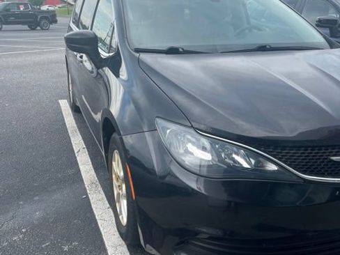 Used 2017 Chrysler Pacifica LX FWD image 3