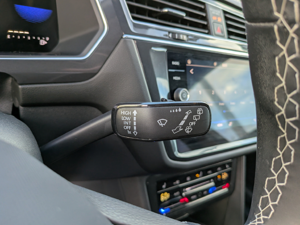 Certified 2023 Volkswagen Tiguan SE FWD image 27