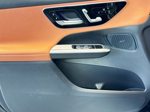 Used 2025 Mercedes-Benz GLC 300 4MATIC image 17