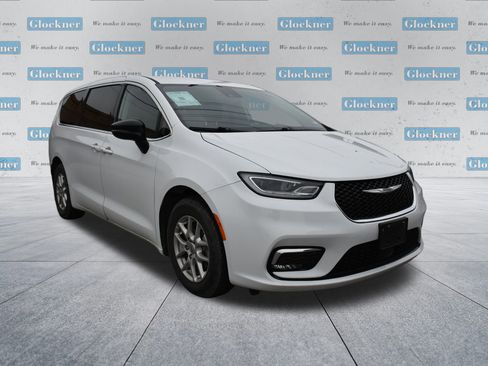 Used 2024 Chrysler Pacifica Touring-L image 2