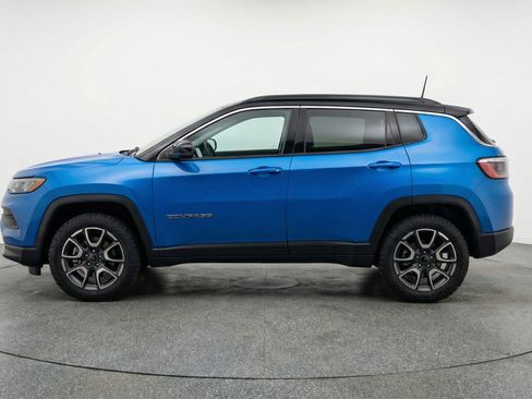 Used 2025 Jeep Compass Trailhawk AWD/4WD image 5
