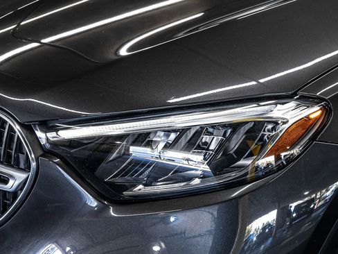 Used 2023 Mercedes-Benz GLC 300 image 9