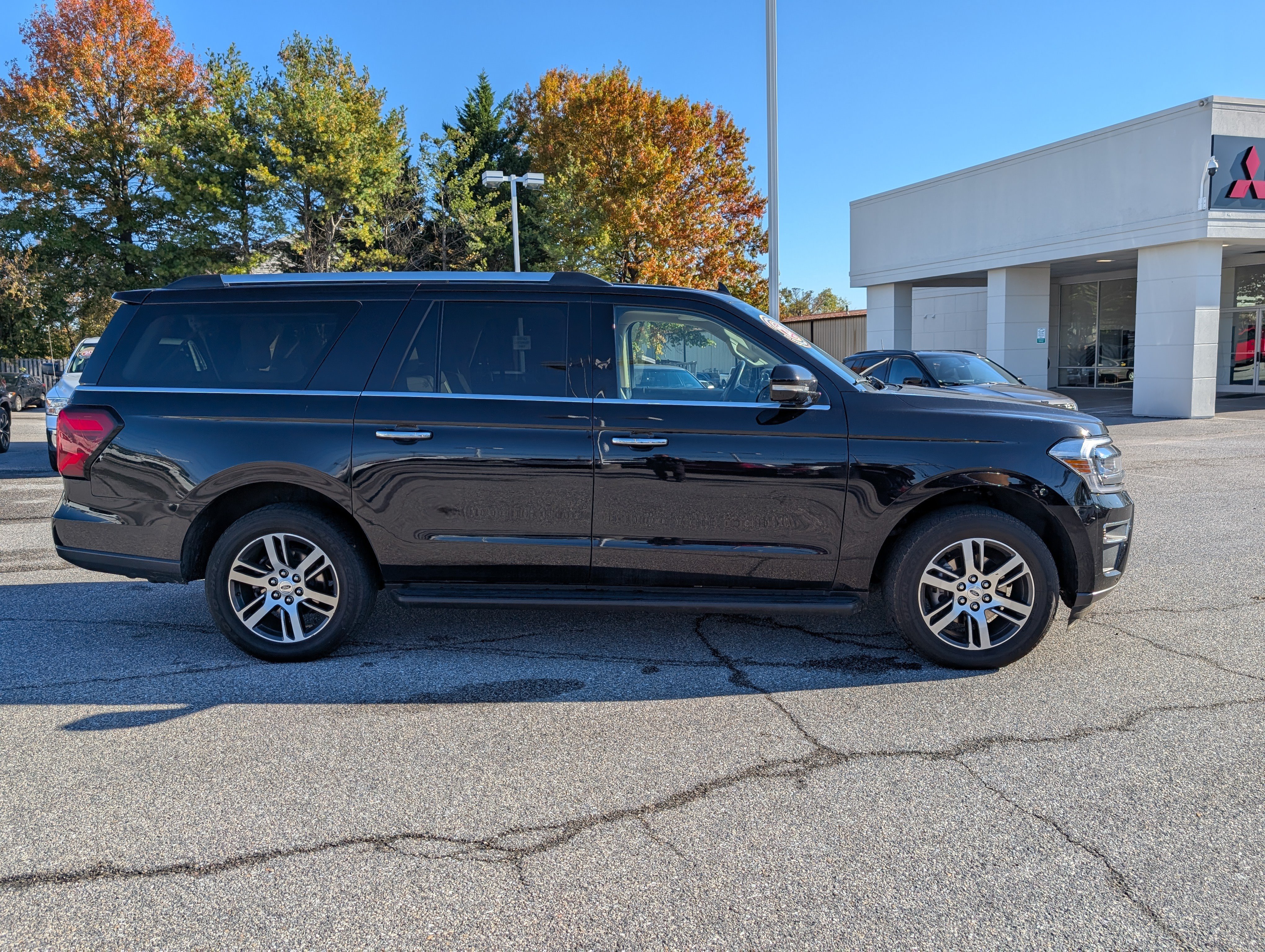 Used 2024 Ford Expedition Max Limited AWD/4WD image 2