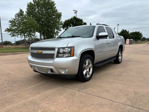 Used 2012 Chevrolet Avalanche LTZ AWD/4WD image 3