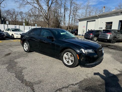 Used 2019 Chrysler 300 Touring w/ Sport Appearance Package image 6