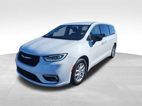 Used 2024 Chrysler Pacifica Touring-L FWD image 19