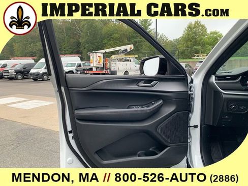 New 2025 Jeep Grand Cherokee Altitude image 23