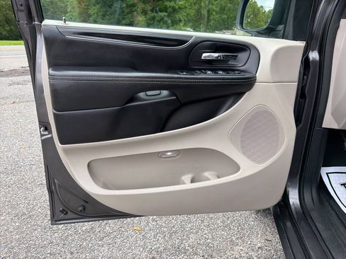 Used 2019 Dodge Grand Caravan SXT FWD image 18