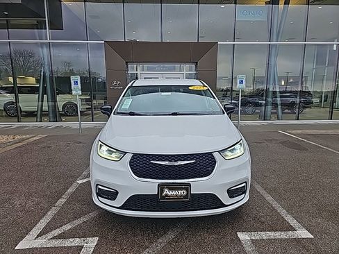 Used 2024 Chrysler Pacifica Touring-L image 8