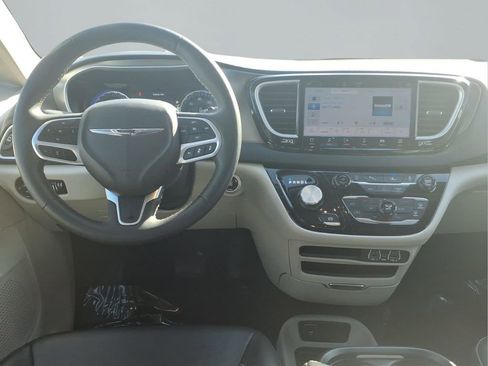 Used 2024 Chrysler Pacifica Touring-L image 4