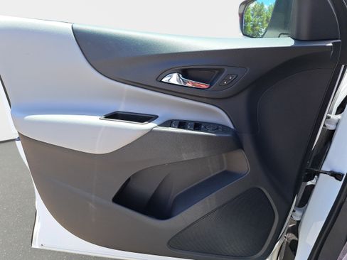 Used 2022 Chevrolet Equinox LS w/ LS Convenience Package FWD image 24