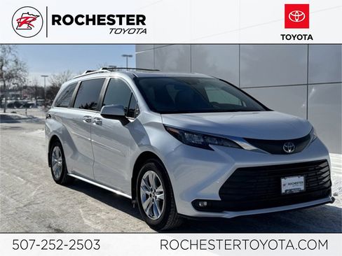 Used 2025 Toyota Sienna XLE image 1