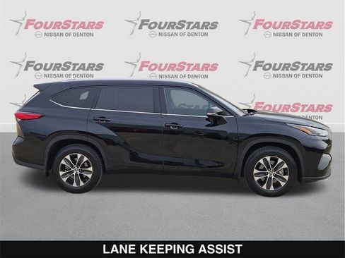 Used 2022 Toyota Highlander XLE image 3