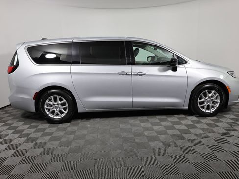 Used 2024 Chrysler Pacifica Touring-L FWD image 4