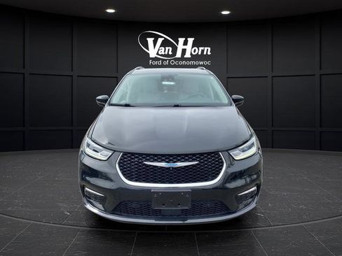 Used 2021 Chrysler Pacifica Touring-L FWD image 3