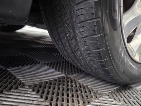 Used 2018 Chrysler 300 Touring L image 39