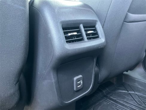 Used 2023 Chevrolet Equinox LT image 29