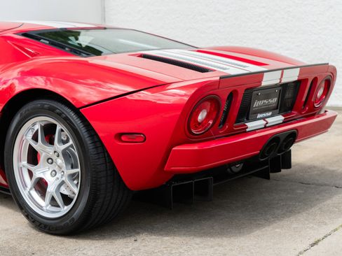 Used 2005 Ford GT RWD image 17
