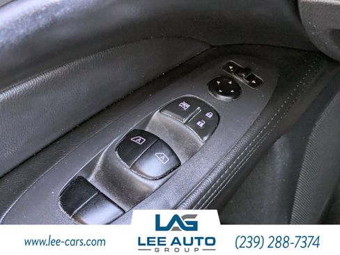 Used 2018 Nissan Pathfinder SV image 18