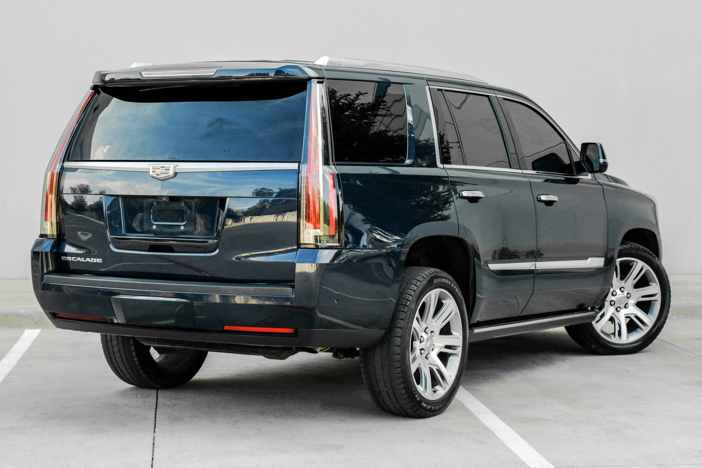 Used 2017 Cadillac Escalade Premium Luxury AWD/4WD image 12