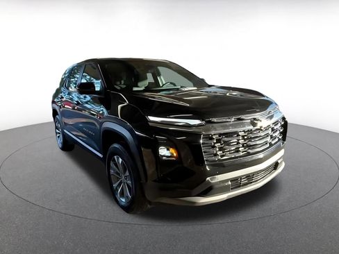 Used 2025 Chevrolet Equinox LT image 2