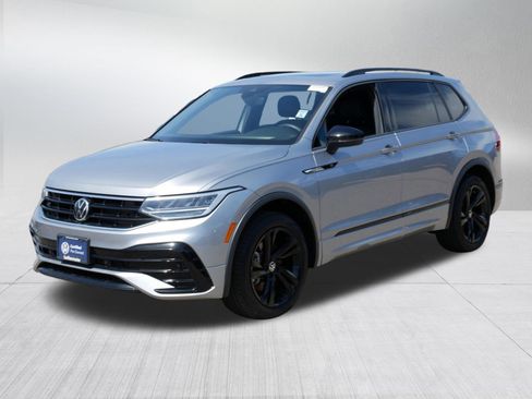 Certified 2023 Volkswagen Tiguan SE R-Line AWD/4WD image 3