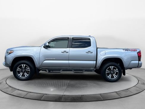Used 2018 Toyota Tacoma TRD Sport AWD/4WD image 4