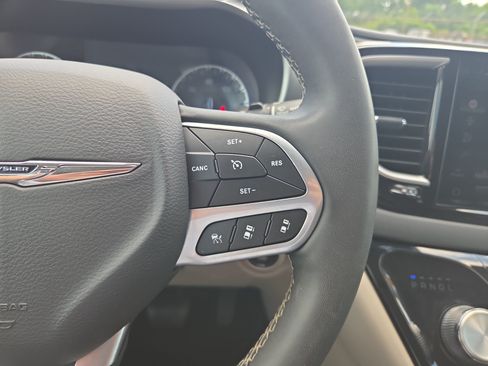 Used 2023 Chrysler Pacifica Touring-L FWD image 13