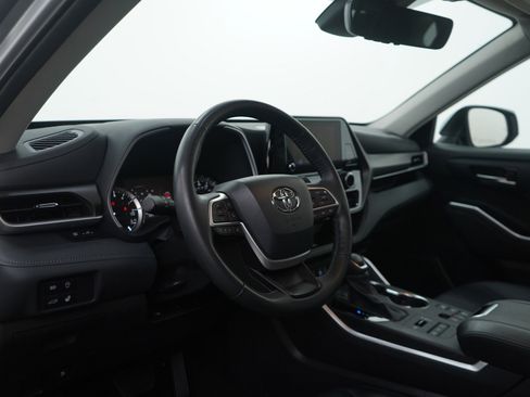 Used 2023 Toyota Highlander XLE image 16