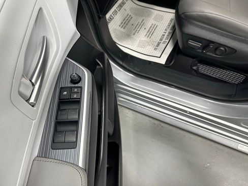 Used 2025 Toyota Sienna XLE image 9