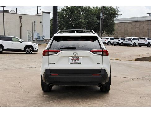 Used 2019 Toyota RAV4 XLE w/ Convenience Package FWD image 4