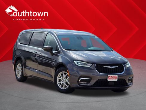 Used 2023 Chrysler Pacifica Touring-L FWD image 1