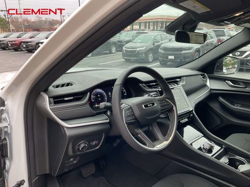 New 2025 Jeep Grand Cherokee Laredo X w/ Luxury Tech Group I image 16